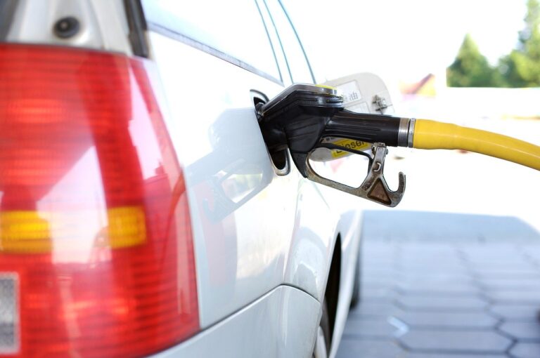 Benzina ai massimi dal 2014. Come si può evitare la stangata alla pompa?
