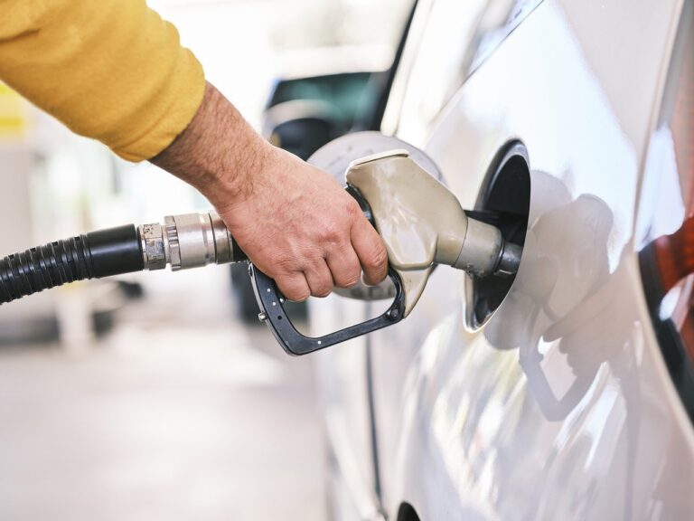 Accise su benzina e diesel: pronto il taglio del Governo di 25 cent al litro
