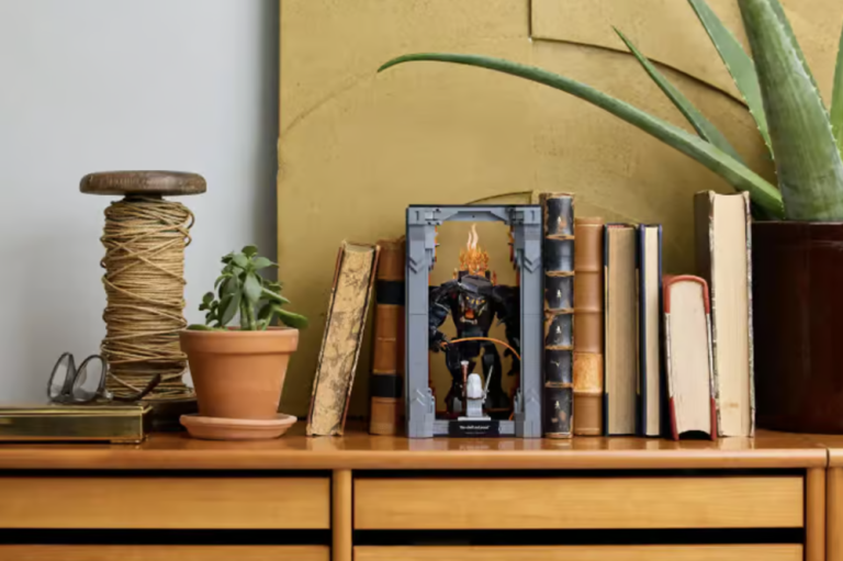 LEGO Book Nook del Balrog: porta l’epico scontro tra Gandalf e il Balrog nella tua libreria