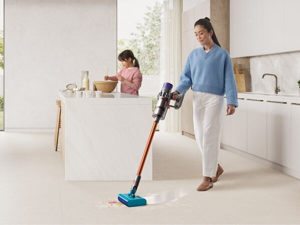 Dyson V12s Detect Slim Submarine 449 euro, Dyson Cyclone V10 Submarine 399 euro, aspirapolvere lavapavimenti Dyson senza filo, Dyson Submarine testina wet roller Detect