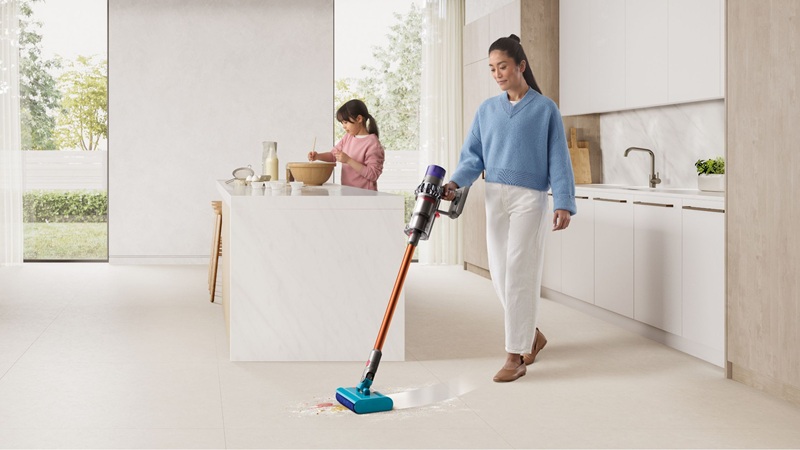 Dyson V12s Detect Slim Submarine 449 euro, Dyson Cyclone V10 Submarine 399 euro, aspirapolvere lavapavimenti Dyson senza filo, Dyson Submarine testina wet roller Detect