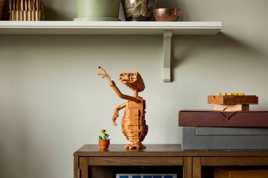 LEGO Ideas 21370 E.T. the Extra-Terrestrial: 1.226 pezzi, luce nel cuore e prezzo di 129,99€. Scopri il nuovo set per fan di Spielberg.