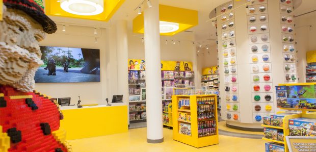 LEGO Insiders arriva nei negozi fisici italiani: accumula punti in cassa, sblocca sconti fino a 100 euro e riscatta premi esclusivi. Scopri come funziona.